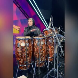 Mehrave Sharifinia Instagram - '
برای کسانی که بندبازی رو می‌بینند و طرفدار گروه‌های تازه‌نفس هستند:
این تصاویر رو من از ساز زدن و تمرین بچه‌ها موقع ساندچک، قبل از اجرای اصلی‌شون گرفتم.
حس و حال‌شون رو خیلی زیاد دوست داشتم و چون این صحنه‌ها رو فقط ما و تماشاچی‌های عزیز دیدیم، فکر کردم شاید دیدنش برای شما هم جذاب باشه.

امیدوارم در برنامه لحظات بیشتری از نوازندگی گیتاریست‌ها به‌خصوص الکتریک و همین‌طور نوازندگی و حتی صحبت کردن خانم‌های نازنین رو ببینیم!!!

موسیقی یک زبان جهانیه. شرق و غرب بخش‌هایی از کره‌ی زمینی هستند که محل زیست همه‌ی ما انسان‌هاست. اعمال محدودیت‌های عجیب برای سازهای به اصطلاح غربی (!)، نحوه‌ی اجرای خواننده‌ها و  نوازنده‌ها و تفکیک‌ جنسیتی در هر زمینه‌ای جز سرخوردگی و یأس برای بچه‌هایی که با هزار امید و آرزو موسیقی کار می‌کنند، نتیجه‌‌ی دیگه‌ای نداره.

ستاره‌های بندبازی همین گروه‌های تازه‌نفس هستند که با وجود تمام سختی‌ها و محدودیت‌ها تلاش می‌کنند تا توانایی‌های خودشون رو ثابت کنند و آینده رو کدر نبینند.

آرزو می‌کنم برای حمایت از موسیقی، برنامه‌های بیشتری ساخته بشه و تصمیم‌گیرندگان و قانون‌گذاران مثل یک ناجی با شهامت پشت همه‌ی موزیسین‌ها و هنرشون بایستند؛ فارغ از جنسیت و غرب و شرق و شمال و جنوب.

همیشه اول راه خیلی سخته.
—————————————

با تشکر از بندسازان که با جون و دل مشغول کارند.

گروه‌های مینور، کلاژ، هست‌تا‌هست، باراد، کلاف،
رایکو، کهربا، هامان، نچ‌بند، حام.
'

@minorbeatbox 
@collage.bandofficial 
@hastahast.music 
@baradband_official 
@kalafband 
@raicobandmusic 
@kahroba.band 
@haman_band 
@noch.band 
@haamband 
@nimabank 

'

'