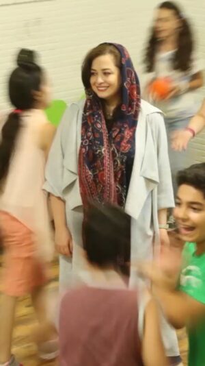 Mehrave Sharifinia Instagram - '
'
اندوه روزهای سخت زندگی، با نگاه کردن به انرژی بچه‌ها به شادی بدل ‌شد.
تمام روزهای تدوین، با دیدن شیطنت‌ها، خلاقیت‌ و طراوت آنها ناخودآگاه لبخند بزرگی روی صورتم می‌نشست.
قرار بر این بود در آخرین جلسه‌ی ترم زمستان، فیلم یک ساعته‌ای را که پاییز به بچه‌ها وعده داده بودم، به دست‌شان برسانم که... دنیا به هم ریخت.
'
به آن وعده به محض شروع مجدد کلاس‌ها عمل خواهد شد.
اما بعد از مشورت و هماهنگی
با خانم بخت‌آورِ نازنین _مدیریت محترم خانه‌ی بامداد_ تصمیم بر این شد که به مناسبت روز معلم حدود ۱۰ دقیقه از فیلم اصلی را‌ برای انتشار در اینستاگرام مجدد تدوین کنم تا این حس خوب به بچه‌ها هم منتقل شود.
این فیلم دقایقی از کلاس بازیگری کودکان ۸ تا ۱۱ سال خانه‌ی بامداد را نمایش می‌دهد که شامل قسمت‌هایی از همکاری مشترک من و محمد‌ الله‌دادیِ عزیز در ترم پاییز ۱۳۹۸ برای اجرای نمایش و قسمت‌هایی از کلاس من در ترم بهار و تابستان سال ۱۳۹۸ است.
از فریده شفیعی عزیز ممنونم که مسبب این جسارت بود.
ممنونم از زحمات کیمیا کاظمی، شیدا مقصودلو،
عسل علی‌حسینی، مبین نامور، ابوالفضل مقیسه.
تصاویر: پریناز هاشمی، احمدرضا شجاعی.
موسیقی‌ها انتخاب شده از فیلم آوای موسیقی تنظیم ناصر نظر، خداحافظ لنین، گروه آبجیز، آلبوم شکلات و...
‘
@bamdadhouse '
'
'
'
@parisabakhtavar 
@faride_shafiei 
@kimikazemi
@moha_alahdadi 
@sheyda_maghsoodlurad 
@ahmadreza_shojaei 
@parinazhashemy '