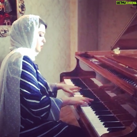 Mehrave Sharifinia Instagram - ' روزهای خوبِ فیلمبرداری «دل» از ساز زدن با پیانوی صحنه لذت‌ می‌بردم. گاهی وقت‌ها بچه‌های گروه هم می‌اومدن و با هم هم‌خوانی می‌کردیم. حیف که از هم‌خوانی‌شون با دل دیوانه‌ی زیبا فیلم ندارم، کاش داشتم، خاطره‌بازی خوبی می‌شد... ' ' پشت صحنه‌ی سریال «دل» ' ' با تشکر از سامان احتشامی عزیز @samanehteshami ' ' 📷: @mmoeinbagheri ' ' «دل دیوانه» آهنگساز ویگن ترانه‌سرا پرویز وکیلی تنظیم اصلی برای ارکستر ناصر چشم‌آذر ' ' پی‌نوشت: ' ۱.برای من یکی از شایعه‌های جذاب این روزها، شایعه‌ی شهاب‌سنگه. شاید بهترین راه حل برای از بین رفتنِ کل مشکلاتی که ما انسان‌ها برای هم‌دیگه، برای موجودات زنده و برای حیات در کره‌ی زمین ایجاد کردیم، برخورد همین شهاب‌سنگ به تمدن بشریت باشه. ☄️💥🌎' ' ۲.می‌شه خیلی زیاد ساز زد و از فرصت استفاده کرد و بهترین نتیجه رو گرفت ولی دلم نمی‌خواد. 🎹😒' ' ۳.کم‌کم حساسیت فصل بهار هم شروع می‌شه، قوز بالا قوز... 🤧' ' ۴.وقتی از کنار سگ‌های ولگرد بی‌اعتنا رد بشی و از خلوتیِ رعب‌آورِ کوچه و خیابون تو غروب دلگیرِ جمعه نترسی، فرصت خوبیه که فکر کنی و به خاطر بیاری تجربه ثابت کرده حرف اکثر آدم‌ها با عمل‌شون خیلی فرق می‌‌کنه... این رو هرگز نباید فراموش کنی، هرگز... 🚶🏻‍♀️😑' ' ۵.این مدت حداقل کار کردن با برنامه‌ی تدوین پریمیر رو یاد گرفتم، لذت‌بخش بود. ز گهواره تا گور... 🎞✂️💻' ' ۶.مواظب خودتون باشید. ❤️' ' ' #دل ' '