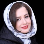 Mehrave Sharifinia Instagram - ' سپاس از پیام ایرایی عزیز بابت همه‌ی محبت‌هاش از اواسط دهه‌ی هشتاد تا امروز ••••• ' '📷 @payameraeeart ' ' 🧥 @sipora_design ' ' 💄 @mishajodat ' ' 💎💫 @arta_mahan ' ' ' پی‌نوشت: ' ۱.📷’ امیدوارم من رو بابت همه‌ی بدقولی‌های امسال، سال‌های قبل و سال‌های بعد! ببخشی🤦🏻‍♀️... . برای عکاسی هم کم‌حوصله‌م، هم همیشه منتظر یک روزِ خیلی خوب می‌مونم که انگار هرگز نمیاد... ' ' ۲.📚’ در استوری عکس دو تا کتاب از «ژان تولی» رو‌ می‌گذارم که بسیار دوستشون دارم. «آدم‌خواران» و «مغازه‌ی خودکشی». ' «آدم‌خواران» گویا بر اساس یک ماجرای واقعی نوشته شده. به نظرم یک شاهکار عجیبه که با طنزِ بسیار ظریف و دردناکی قضاوت‌های ما رو توی صورت‌مون می‌کوبه و به ما نشون می‌ده که اطلاعات غلط، حماقت و هیجان‌ِ کاذب تا کجا می‌تونه پیش بره و چه فاجعه‌ای رو رقم بزنه. از خوندنش بسیار لذت بردم و ساعت‌ها به فکر فرو رفتم. آدم‌خواران نوشته‌ی ژان تولی ترجمه: احسان کرم‌ویسی حدود ۱۱۰ صفحه قیمت ۱۹۵۰۰ تومان نشر چشمه ' با تشکر از مهدی یزدانی خُرم @m.yazdanikhorram ' ' و اما کتاب جذاب «مغازه‌ی خودکشی». برای اولین بار در عمرم کتابی رو خریدم ولی به جای خوندنش به سی‌دی صوتی‌ش گوش دادم و کیف کردم. «مغازه‌ی خودکشی» توسط «رادیو گوشه» با اجرای درخشان «هوتن شکیبا» صوتی شده. حقیقت اینه که ترجیح من همیشه کتاب خوندن از روی کاغذ بوده و هست، ولی «مغازه‌ی خودکشی» بسیار عالی و با لحن درست خونده شده، صدای شخصیت‌ها دقیق و به‌اندازه تفکیک شده و به راحتی ذهن مخاطب رو با داستان همراه می‌کنه. ' @hootanshakiba @radiogousheh ' ' کتاب صوتی مغازه‌ی خودکشی. به مبلغ ۳۵۰۰۰ تومان ' کتاب مغازه‌ی خودکشی نوشته‌ی ژان تولی ترجمه: احسان کرم‌ویسی حدود ۱۱۰ صفحه قیمت ۱۸۰۰۰ تومان نشر چشمه ' طنز تلخِ مستتر در هر دو کتاب خیلی جذابه و به نظرم هر دو می‌تونن تاثیر بسیار جالبی روی ذهن و وسعت جهان‌بینی ما بذارن... البته اگه دلمون بخواد که کلا تاثیری بپذیریم...! ' ' ۳.🎭’ عکس دوم یادی از روزهای خوشِ مری پاپینزه که پیام مهمون ما بود. دلم برای همه‌شون تنگ شده. احسان فداکاری کرده سلفی رو گرفته وگرنه قیافه‌ش واقعا این‌جوری نیست🥴😂' ❤️❤️❤️❤️❤️ ' ' '