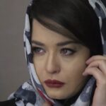 Mehrave Sharifinia Instagram - ' پارسال همین روزها به پروژه ملحق شدم، ویديو مربوط به تست گریم و لباس و آماده شدن برای شروع بازی در نقش «رابی» در سریال دله. ' امیدوارم چهارشنبه‌ی این هفته از دیدن قسمت پنجم «دل» لذت ببرید. با مهر و احترام 😊❤️ ' ' ویدئو: @karimi_mehdii ' ' ' پی‌نوشت: ' ۱.در این هوای سرب‌آلود، نرگس بو کنید. (این یک توصیه‌ی پزشکی نیست...)🌼 ' ۲.این شب‌ها، اجراهای پایانی «مری پاپینز» رو سپری می‌کنیم. دقیقاً فقط ۹ اجرای دیگه باقی مونده، برای هر روز و هر شبِ این چند ماه دلم خیلی زیاد تنگ می‌شه ولی خوشحالم. کمتر پیش اومده که از تموم شدن چیزی ناراحت باشم، هر پایانی انگار نویدبخش یک شروع تازه‌ست، با پختگی بیشتر و تجربیات ارزشمندتر. ' هرشب تا پانزدهم دی ماه ساعت ۱۸:۳۰ تالار وحدت پنجشنبه دوازدهم دی ماه «سانس ویژه» ساعت ۱۶:۱۵ تهیه‌ی بلیت از سایت ایران نمایش🎭 ' ۳.نگهداری از حُسنِ یوسف خیلی سخته؟؟؟🌱 ' ۴.همه چیز دو وجه داره، وجه مثبت و منفی؛ با وجود این‌که منفی‌ها زودتر دیده می‌شن ولی غافل شدن از مثبت‌ها، زندگی رو ملال‌انگیز می‌کنه... حواسمون باشه. ' ' ' #دل