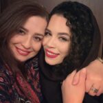 Mehrave Sharifinia Instagram - ❤️🎂❤️' تولدت مبارک «عزیزترینِ» من. ' می‌خواستم چند تا خاطره از «هم‌مغزی‌هامون» بنویسم؛ از همون وقت‌ها که یه اتفاق جالب در حاشیه‌ی ماجرا می‌افته و من و تو با یه نگاه نکته‌ش رو دریافت می‌کنیم و از خنده ریسه می‌ریم و همه حیران می‌مونن که این دو تا چشونه...! از فیزیک کوانتوم، دانته، پانتومیم‌ بازی کردن تو رستوران، قیافه‌ی همیشه حیرت‌زده‌ی مامانِ مظلوم در برابر ما و این‌جور چیزها، ولی... بعد فکر کردم چند تا خاطره از مهربونی‌هات بنویسم که تمومی نداره و همیشه قلب همه رو گرم می‌کنه؛ از بندر لنگه، استخر، آبگوشت، سریتا، شال قشنگ تا کوکوسبزی‌های قدیم و بارون‌های شریعتی و کمد لباس‌ و شامپو و روغن‌های گیاهی و همه‌ی سورپرایزهای بی‌دلیل و دائمت، ولی... بعد فکر کردم چند تا خاطره از مزایایی که به عنوان یه خواهر برای من داری بنویسم؛ از باهوش بودنت، خلاق بودنت، نقاش بودنت، بامزه بودنت، خوش‌رو بودنت، از دستپخت عالیت، از همراهی‌های همیشگیت، ولی... راستش دیدم با هیچ‌کدوم از خاطره‌هام حق مطلب ادا نمی‌شه. چون تو روح زندگی منی، روح زندگی مایی. دلیلِ شادابی مایی، من و مامان و بابا (به ترتیب از کوچیک به بزرگ)😬. چکیده‌ی نتیجه‌ی همه‌ی خاطره‌هام اینه که به نظر من، تو یه قلب خیلی خیلی بزرگ و خیلی خیلی سرخی که دست و پا داره، و از شانس خوبِ من، این قلبِ خیلی خیلی بزرگِ سرخ، خواهرِ من شده. مرسی که خواهر من شدی. دوستت دارم. تولدت مبارک عزیزترین ❤️🎂❤️ @melikasharifinia ' ' ' #خواهرانه👭 #تولدت_مبارک #۲۱_آبان