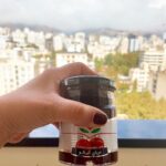 Mehrave Sharifinia Instagram - ' مربای آلبالو بودن خیلی خوبه. اگه نون بیات باشه، اگه کره خیلی سفت یا آب‌شده باشه، اگه بوی نیمرو و املت و سوسیس‌تخم‌مرغ کل فضا رو پر کرده باشه یا حتی اگه پنیر و عسل و مربای هویج و بالنگ و توت‌فرنگی کنارش بذارن، براش هیچ فرقی نمی‌کنه. نه با نوتلا دشمنه، نه برای حلواشکری عشوه میاد، نه به کره‌ی‌بادوم‌زمینی حسادت می‌کنه و نه وجود گوجه و خیار مزاحمتی براش ایجاد می‌کنه. اون مربای آلبالوئه، شیرینی و خوشمزگیش وابسته به هیچ چیز نیست و هیچ‌وقت خودش رو برای هیچ‌کس تلخ نمی‌کنه چون فارغ از اینه که ببینه دیگران انتخابش می‌کنن یا نه، ترجیحش می‌دن یا نه، دوستش دارن یا نه. اون مربای آلبالوئه و با افتخار ذات خودش رو زندگی می‌کنه. خوش به حال مربای آلبالو ' ' ' پ ن: ۱.گاهی اوقات هیچی نیستم به جز یه لبخند متحرک، گاهی اوقات فقط یه قلبِ پر از اندوهم. ولی بیشتر روزهای زندگیمو با ترکیب این دو تا سپری می‌کنم، مثل بقیه‌ی آدم‌ها. به نظرم ترکیب شادی و غم، طعمِ ملسِ لذت‌بخشی داره که از جفت‌شون خوشمزه‌تره، هم از شادی مطلق هم از غم مطلق. ' ۲.از کسانی که دلشون می‌خواد آدمو تو چند تا جمله گیر بندازن و نذارن تغییر کنه، عبور کنه، رشد کنه، ابعاد مختلف خودش رو کشف کنه و در شرایط متفاوت انتخاب‌های مختلفی داشته باشه پرهیز می‌کنم... ' ۳.🍂🍁 پاییز امسال از همه‌ی پاییزهای قبل جالب‌تره. احساسات، خیلی آروم و منطقی سر جای خودشون نشستن، چیزی مزاحمت ایجاد نمی‌کنه و همه‌ی تمرکزم روی کارهاییه که همیشه دوست داشتم انجام بدم. از این پاییز خیلی بیشتر از قبلی‌ها خوشم میاد🍂🍁 ' ۴.دلم می‌خواد یه روز از صبح تا شب برم سینما همه‌ی فیلم‌های اکران شده رو ببینم، کاش هر شب بعد از تمرین‌ِ تئاتر تنبلی نکنم و برم حداقل یه دونه فیلم ببینم. فیلم‌های خوب و جذابی اکران شدن که حتما باید روی پرده دیده بشن. ' ۵.به زودی در تراس غرق می‌شم🤦🏻‍♀️⛈🌊 ' ' ' #مربای_آلبالو