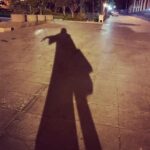 Mehrave Sharifinia Instagram - ' هروقت توی خیابون یا یک جای خلوت برای یک ثانیه با غریبه‌ای چشم تو چشم می‌شم و بی سلام و بی لبخند ازش عبور می‌کنم، با خودم فکر می‌کنم اگه الان ما دو‌نفر توی یک جزیره‌ی دورافتاده گیر کرده بودیم، امکان نداشت این‌قدر بی‌تفاوت و بی‌کلام از کنار هم گذر کنیم. اون‌جا حضور هر کدوم‌مون برای دیگری شبیه یک معجزه بود. اتفاق‌های بی‌اهمیتی که اطراف‌مون می‌افته، با تغییر شرایط، می‌تونن تبدیل به مهم‌ترین‌ها بشن. ' لبخند، همیشه زندگی رو زیباتر می‌کنه، حتی در بدترین شرایط. '
