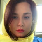 Mehrave Sharifinia Instagram - ' و بالاخره آخرین جمعه‌ی تابستانِ خود را...؟ ' به نام خدا این آخرین پستِ روز جمعه‌ است. از اولین جمعه‌ی تابستان تا آخرین جمعه‌ی تابستان ۱۳ جمعه را با شما قسمت کردیم و لذت بردیم. دیگر جمعه‌ها مزاحم استراحت شما نمی‌شویم. سه روز دیگر پاییزِ عزیزمان از راه می‌رسد و روزها آنقدر کوتاه خواهند شد که تا سر بچرخانیم شب شده‌ است و وقتی برای سوال و جواب باقی نمی‌ماند.🍁🍂 امروز ساعت ۱۰:۳۰ صبح بیدار شدیم و تا کمی ویندوزمان بالا آمد دیدیم که باید برویم سر کار و برای رهایی از خواب‌آلودگیِ شدید به جای چای، قهوه نوشیدیم و رفتیم! آخرین جمعه‌ی تابستانِ جذابی داشتیم که با ساز و آواز همراه بود و روح‌مان شاد شد. در ضمن وقت نکردیم ظرف‌ها را بشوریم. پی‌نوشت: ' درباره‌ی دلیل استفاده از «ما»ی ملوکانه(سلطنتی)! یا The royal we توضیح مختصری بدم😊: ' دوستی داشتم که الان دیگه نیست. ما هر وقت می‌خواستیم با هم درباره‌ی روزمرّگی‌هامون حرف بزنیم از ضمیر و فعل جمع استفاده می‌کردیم، اخبار پیش پا افتاده رو مهم جلوه می‌دادیم و سعی می‌کردیم در اینجور مکالمات‌ از کلمات ادبی بیشتر استفاده کنیم. فکر می‌کردیم حرف زدن از کارهای بسیار معمولیِ روزمره با بیانِ شاهانه و استفاده از ضمیر و فعلِ جمع، حقارت و مضحک بودنِ اتفاق‌ها رو بیشتر نمایان می‌کنه و باعث می‌شه کمتر خودمون رو جدی بگیریم. البته این‌جا همیشه باید ادب رو رعایت کنم چون خانواده رد می‌شه😏ولی در مکالمات خودم و دوستم خانواده رد نمی‌شد و همه چیز جالب‌تر بود. اواسط بهار هم خوندن کتابی رو شروع کردم به نامِ «ما گربه هستیم». قصه از زبان یک گربه‌ روایت می‌شه و مترجم برای افزودن به بار طنزِ کلامِ راوی، به جای ضمیر اول شخص مفرد، از ضمیر جمع استفاده کرده. گربه‌ی قصه در اثر هم‌نشینیِ بسیار با انسان‌ها دچار توهم و تفرعن شده و گاهی حتی احساس می‌کنه بیشتر آدمه تا گربه‌! و از این موضوع به خودش می‌باله و ‌مغروره. با خوندن کتاب یاد مکالماتم با دوستم افتادم و نتیجه‌ش این شد که تصمیم گرفتم روزمرّگیِ جمعه‌های تابستون رو به یاد اون روزها با همون ادبیات بنویسم. ' و در پایان خوشحالم که هیچ جمعه‌ای رو ‌از دست ندادم! از من بعید بود... 😬❤️ ' #جمعه #روزمرِگی #روزمرگی #سلفی #selfie