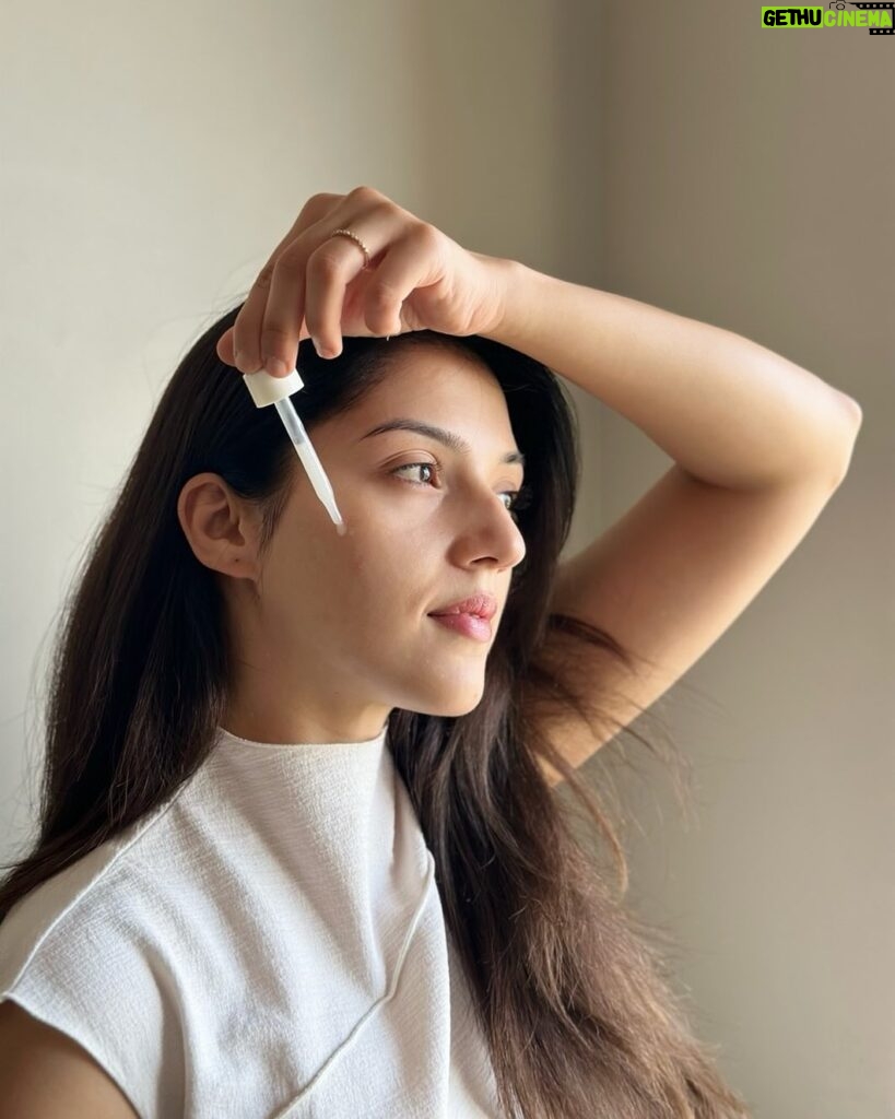 Mehrene Kaur Pirzada Instagram - I love my radiant skin 🌞✨ You need to try the Garnier Bright Complete Vitamin C Serum to believe it. Enriched with 30X* Vitamin C. Embrace the brightness with me! #Garnier #BrightComplete #VitaminC #Serum #Skincare #VitCStory #Brightness #AD