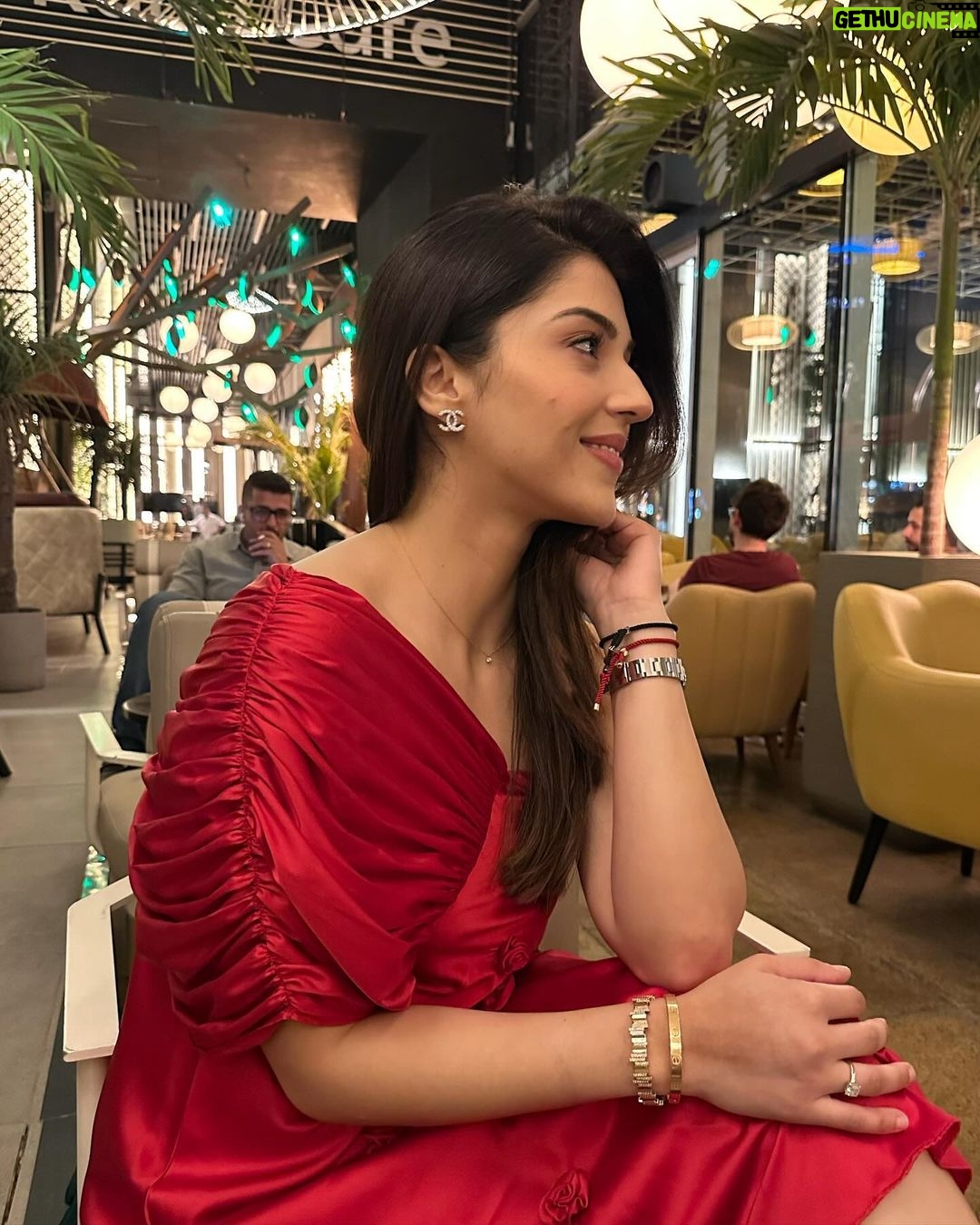 Mehrene Kaur Pirzada Instagram - 🌹 ❤️ Dubai, United Arab Emirates