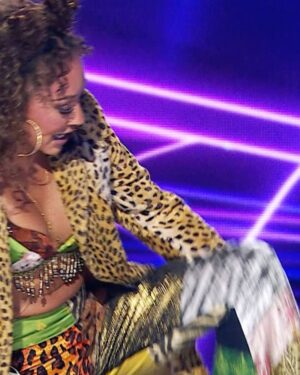 Mel B Instagram - Yippeee no one has to twist my arm for a “90’s dress up” for @themaskedsingerau but it meant I had to dig into my wardrobe and bring out this look from the 1998 tour 🐆#imtourready