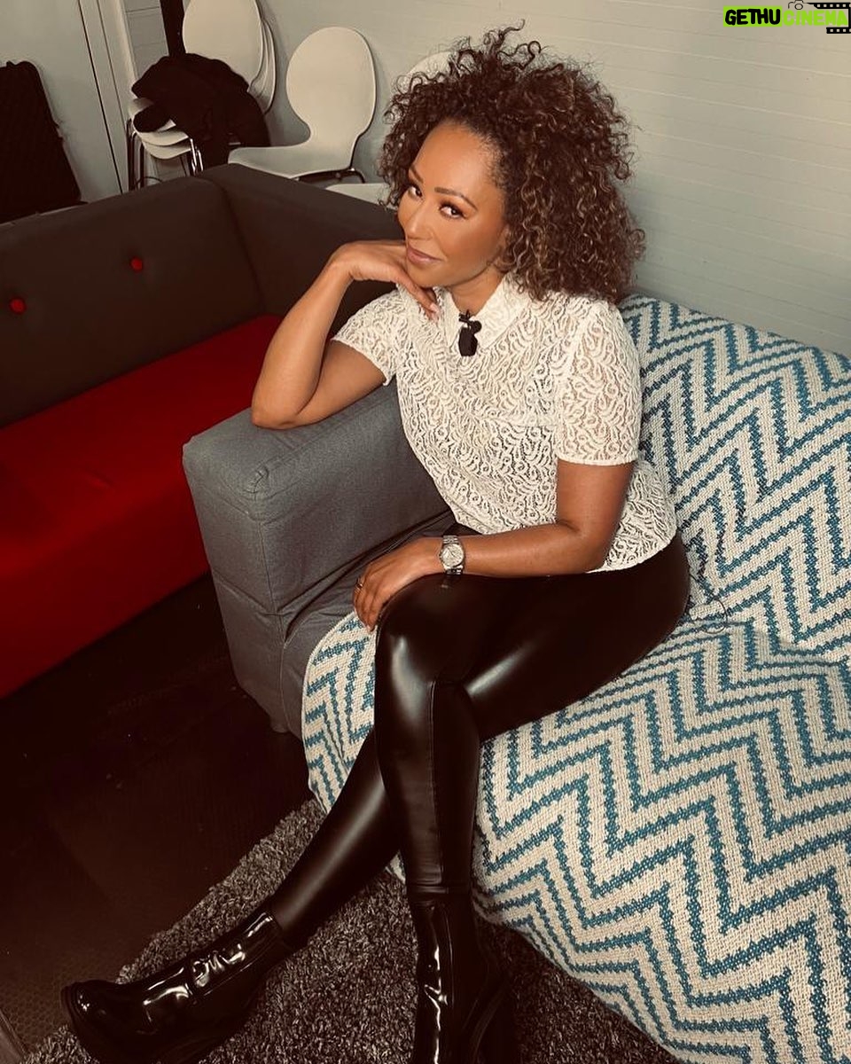 Mel B Instagram - Let The Games begin! Come on @phoenixisphoenix YOU GOT THIS GIRRRLLLL!!! ✌🏾