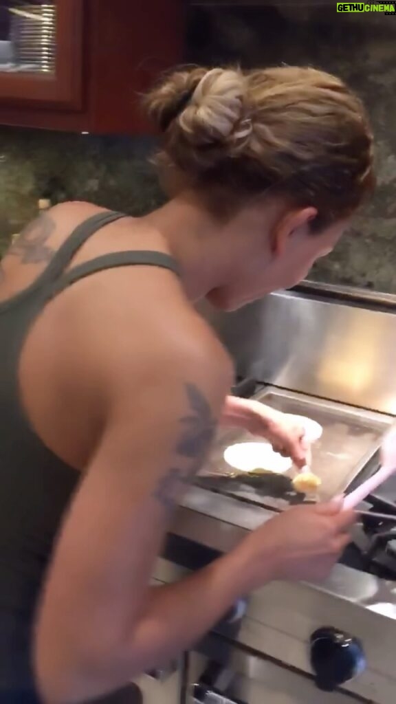 Mel B Instagram - Making pancakes for the first time for #PancakeDay Spoiler alert: things got WILD 🥞 Will there be pancakes?? Your guess is as good as mine 😂👩‍🍳