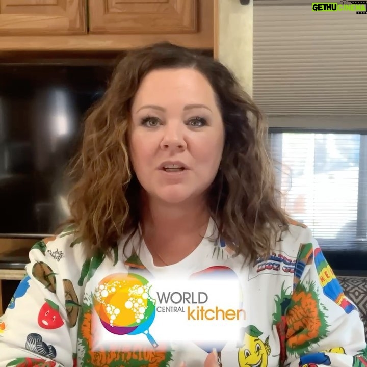Melissa McCarthy Instagram - Today is Day 6 of our #20DaysofKindness 🥳 The #SuperIntelligence family is thrilled to be able to spotlight an organization that is near and dear to us, @wckitchen 🍴❤️ World Central Kitchen creates smart solutions to hunger and poverty by working with chefs and communities — and because of them, we know the power of food can change the world. PLUS, they are one of our incredible @prizeo charities! Head over to prizeo.com to donate and maybe win some cool prizes while you’re at it! @hbomax