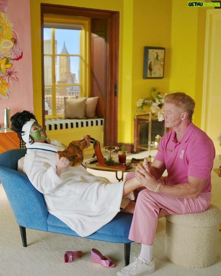 Melissa McCarthy Instagram - Something big is coming, and it’s not (just) that ham!! Lookout for @bookingcom’s Big Game ad, featuring yours truly 😬 #Bookingyeah #iloveham #spon
