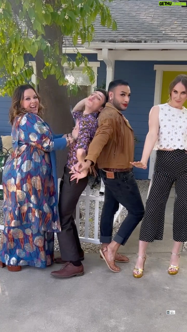 Melissa McCarthy Instagram - The season finale of #TheGreatGiveback airs tonight with these amazing fellas!!! Check it out on @hgtv @discoveryplus @jenna_perusich 🎉