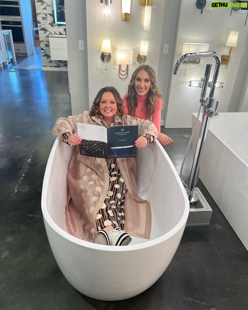Melissa McCarthy Instagram - Just two cousins…one in a tub…wait. I digress 😬🛁 A BRAND NEW episode of #TheGreatGiveback airs tonight! Also I cannot stress this enough — always take your tubs for a test drive !!!