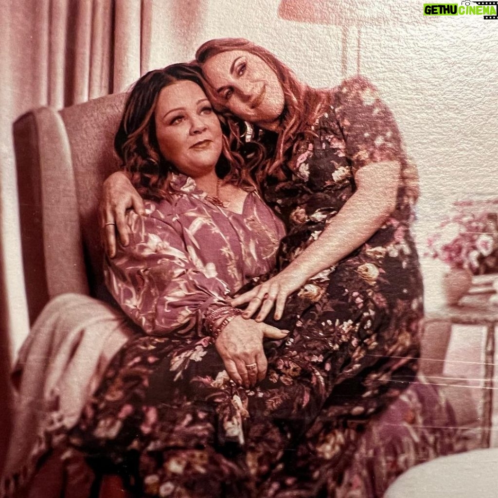 Melissa McCarthy Instagram - Don’t want to give too much away about tonight’s episode of #TheGreatGiveback but I CAN confirm I mama-rocked @jenna_perusich while we reflected on this weeks amazing couple, Katie and Lily ❤🌈