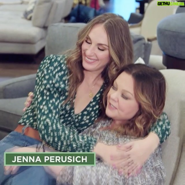Melissa McCarthy Instagram - #TheGreatGiveback premieres Monday, June 13th on @hgtv and this one will just give you all the warm fuzzies. @jenna_perusich and I can’t wait for you all to get to know each of these amazing, deserving people and the ones who love them 💚 streaming on @discoveryplus