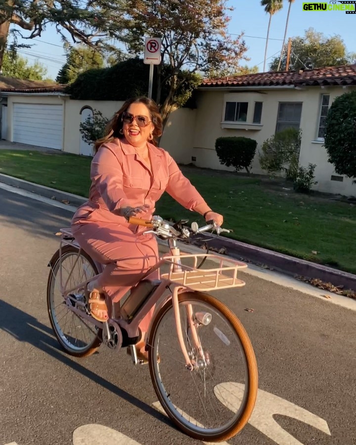 Melissa McCarthy Instagram - If only I could always match my jumpsuit to my @bluejaybikes 😂💕 I muted my rendition of the Queen song I put in the background of this video (you’re welcome). To all of my friends reading this — no you didn’t — because you’re all getting bikes for the holidays! Happy Friday 🎉