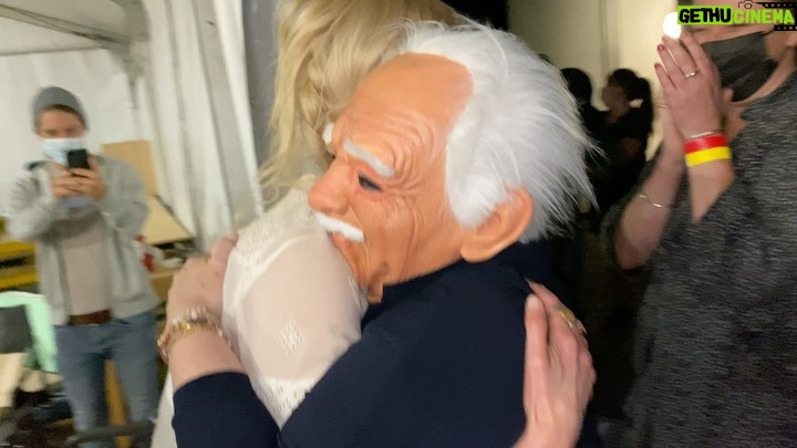 Melissa McCarthy Instagram - Our @9strangershulu finale airs tomorrow and based on the video, @nicolekidman will hug ANYONE on picture wrap 😂 watch for a surprise at the end 💥