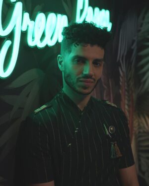 Mena Massoud Instagram - Evolving Vegan: The Series is out now and I’m still in disbelief that I finally willed this little vision of mine from idea to reality. Thank you to everyone along the way who helped me make it possible. Gather your loved ones & give it a watch this weekend - we created something really special. 

📷: @randotoronto 
🧥: @styledbylmc 
💈: @sher_beauty