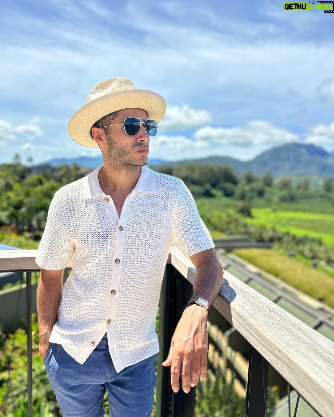 Mena Massoud Instagram - Happy Sunday from #Hawaii ☀️