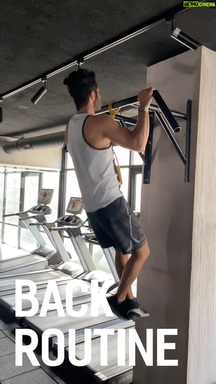 Mena Massoud Instagram - Work on form & be consistent. #backworkout