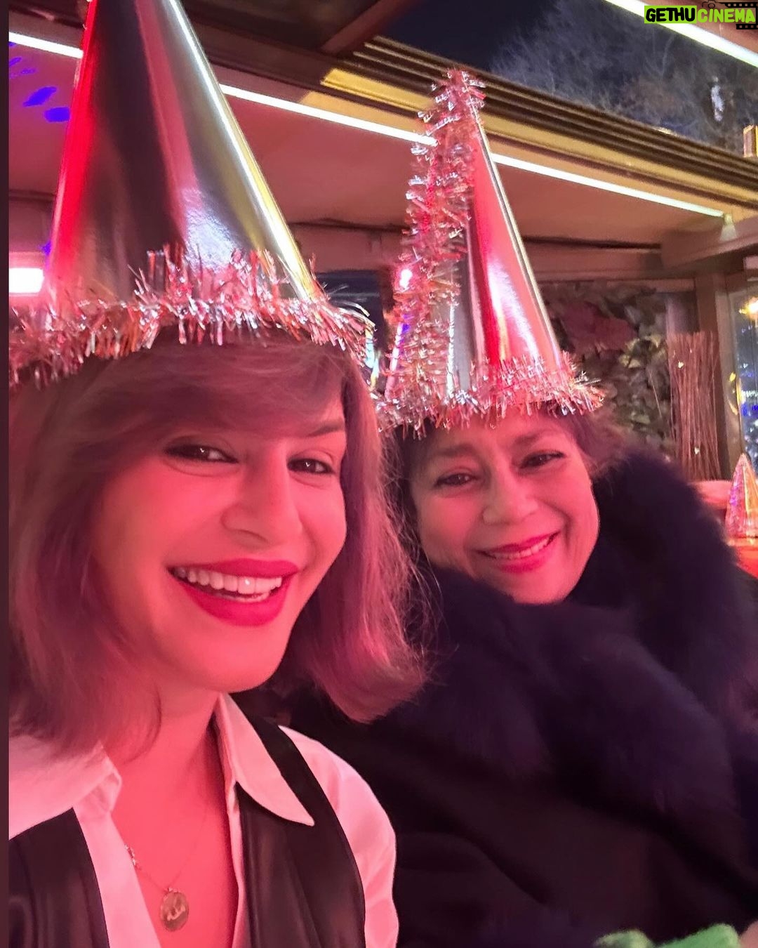 Menna Fadali Instagram - مفيش اجمل من اني اختم سنه قديمه وابتدي سنه جديده مع اغلي حاجه في حياتي امي كل سنه وانتي جنبي و سندي ربنا ما يحرمني منك أبدا و يشفيكي يا رب سنه كلها خير باذن الله كل سنه واحنا سوا ❤️❤️❤️ Ortaköy Sahil