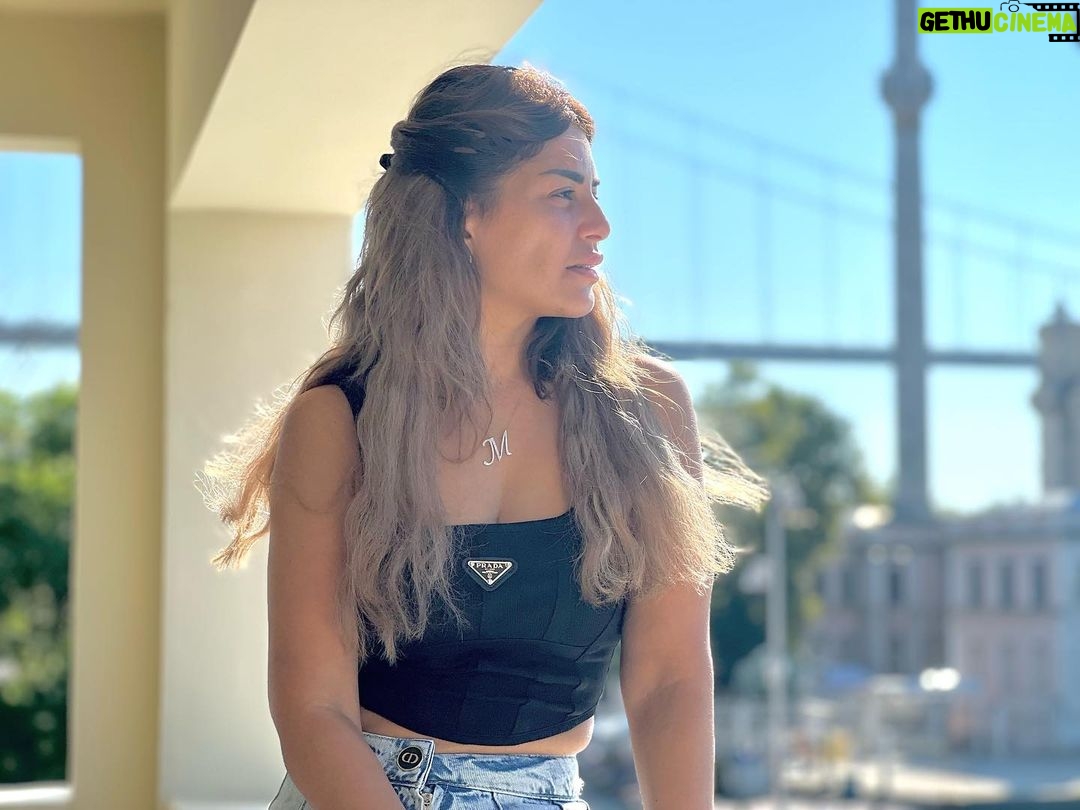 Menna Fadali Instagram - 5 ways to be happy 1- look for the good in every situation 2- ignore what people say about u 3- laugh more often 4- don’t listen to gossip 5- Once it’s Past 👌🏽 Istanbul, Turkey