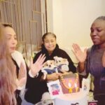 Menna Fadali Instagram - امي عاوزه تطفي الشمعه بسرعه بتزهق من الاحتفال والجو ده بس أنا صممت اننا نحتفل عادي و بالبيجامات ومنار خايفه الشبشب يبان 😄😄 ومريم مش فاهمه بنغني ايه 😄😄😄😄كل سنه وانتي طيبه يا امي 🎂❤️