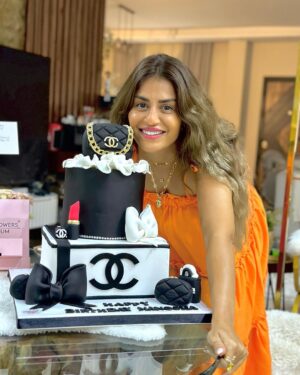Menna Fadali Instagram - It’s my birthday 🎈🎁🎊🎂 thank u. @cake_up_egypt  for lovely birthday cake ❤️