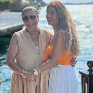 Menna Fadali Instagram - امي اغلي حاجه في حياتي ربنا ما يحرمني منك ابدا ولا من ضحكتك ودائما ماسكه في ايدي وسانداني وسانده عليا ❤️❤️❤️