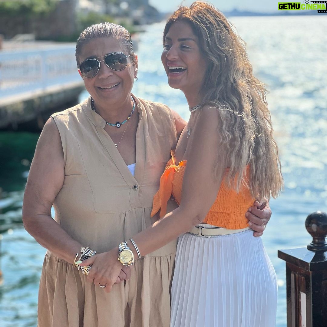 Menna Fadali - 76.6K Likes - امي اغلي حاجه في حياتي ربنا ما يحرمني منك ابدا ولا من ضحكتك ودائما ماسكه في ايدي وسانداني وسانده عليا ❤️❤️❤️