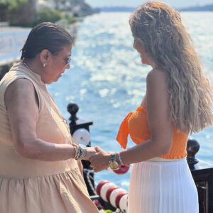 Menna Fadali Instagram - امي اغلي حاجه في حياتي ربنا ما يحرمني منك ابدا ولا من ضحكتك ودائما ماسكه في ايدي وسانداني وسانده عليا ❤️❤️❤️