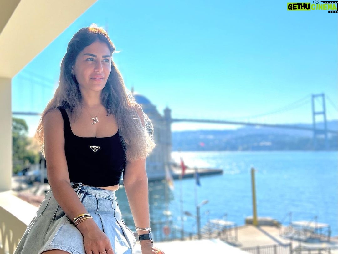 Menna Fadali Instagram - 5 ways to be happy 1- look for the good in every situation 2- ignore what people say about u 3- laugh more often 4- don’t listen to gossip 5- Once it’s Past 👌🏽 Istanbul, Turkey