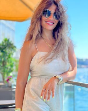Menna Fadali Instagram - a woman who is okay with being alone is a powerful woman 🤍 #istanbul 🇹🇷