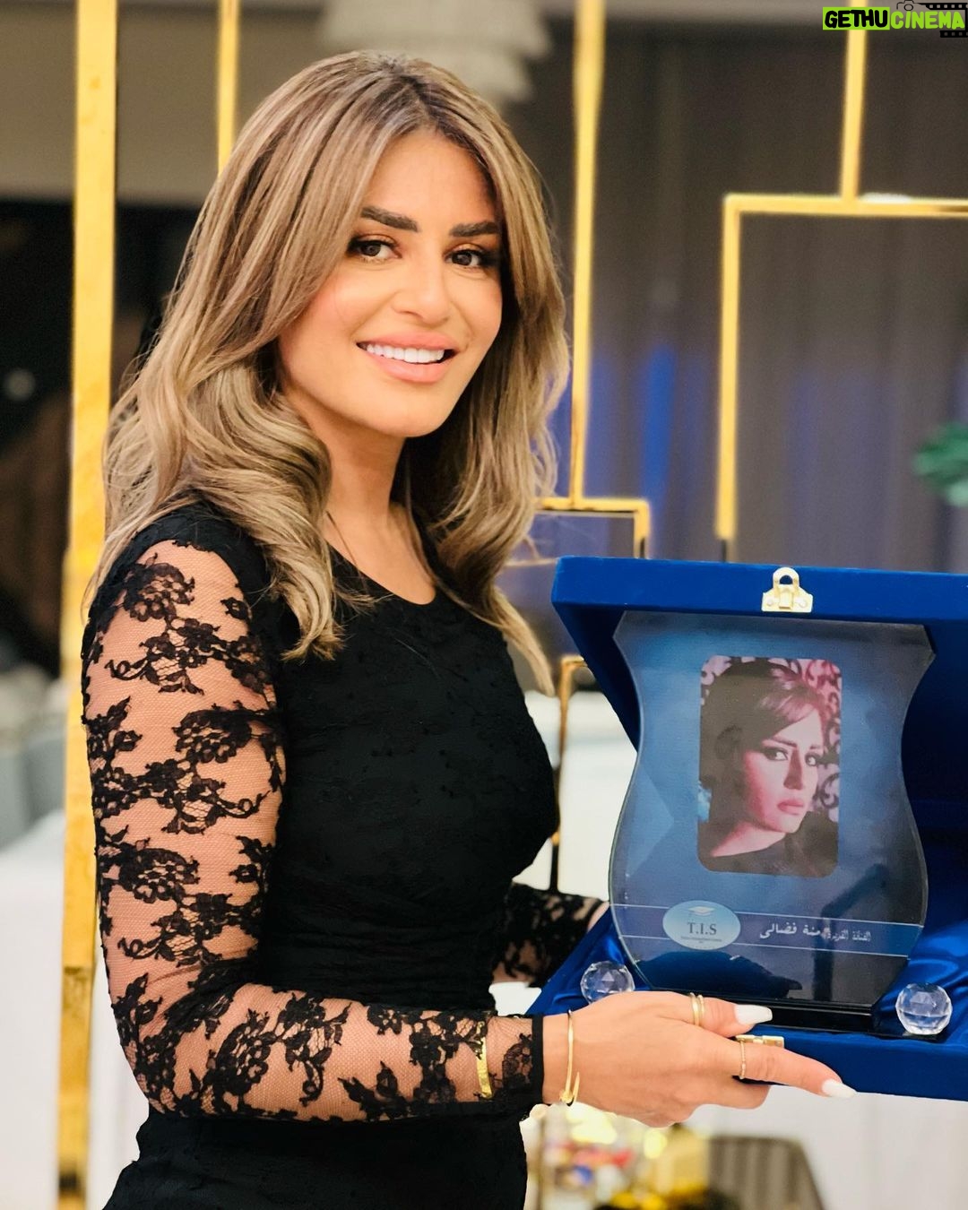 Menna Fadali Instagram - تكريمي اليوم عن دور نرجس في مسلسل جعفر العمده من مدرسه طيبه شكرا دكتوره صبوره السيد علي التكريم شكرا للمخرج والصديق الاستاذ محمد سامي شكرا ل اسره المسلسل ❤️ Makeup Dina elkashef Hairdresser hamo mohsen Dress Burberry 💫 Sheikh Zayed City