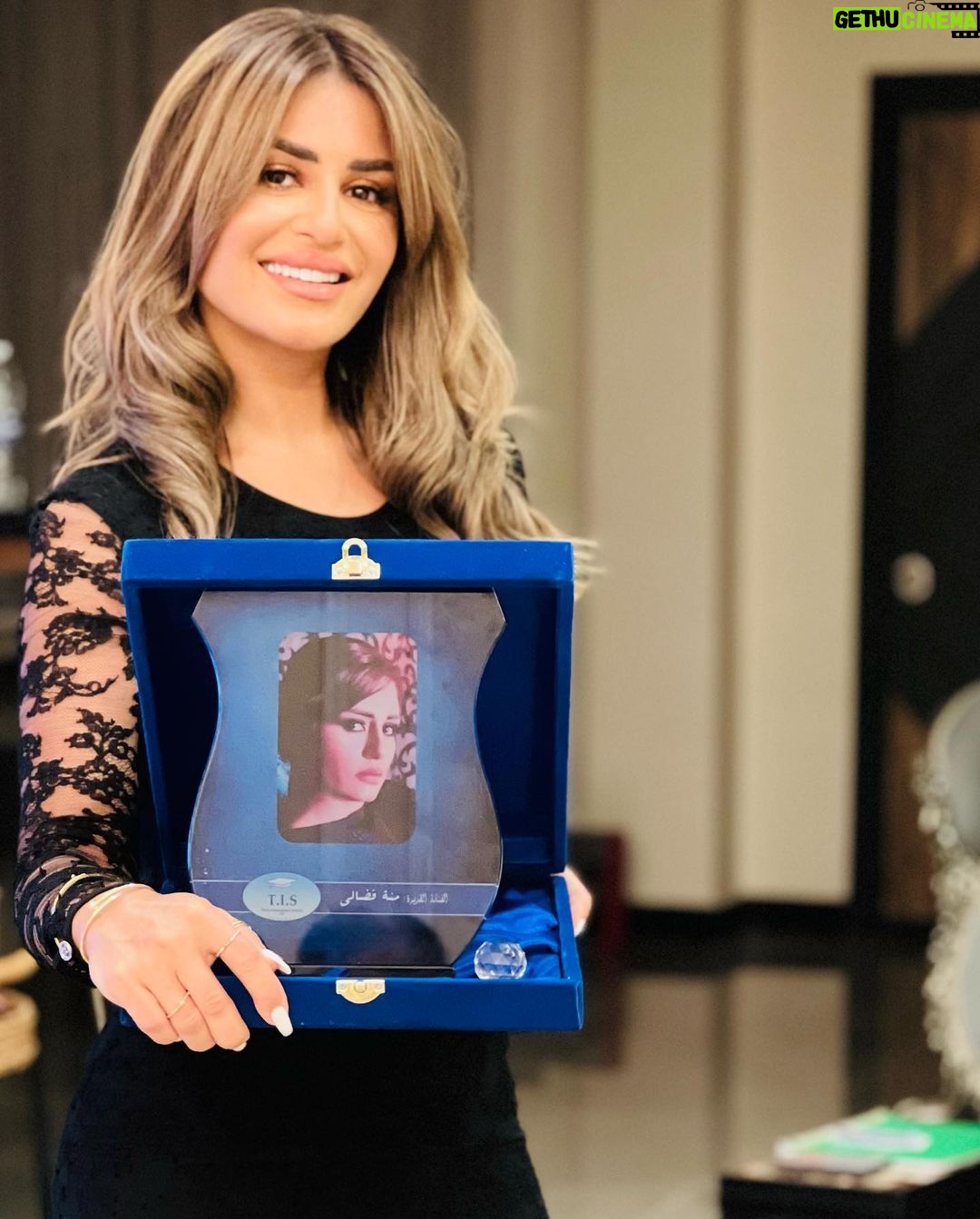 Menna Fadali Instagram - تكريمي اليوم عن دور نرجس في مسلسل جعفر العمده من مدرسه طيبه شكرا دكتوره صبوره السيد علي التكريم شكرا للمخرج والصديق الاستاذ محمد سامي شكرا ل اسره المسلسل ❤️ Makeup Dina elkashef Hairdresser hamo mohsen Dress Burberry 💫 Sheikh Zayed City