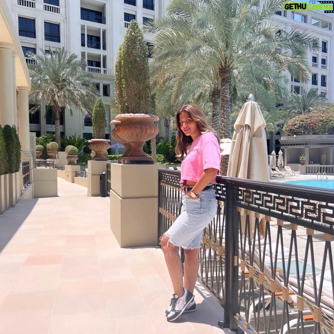 Menna Fadali Instagram - Live the life u love 💗 #dubai 🇦🇪 many thanks my lovely @mayabarakat_pr and thank u @m.emamdxb Plazo Versace Dubai