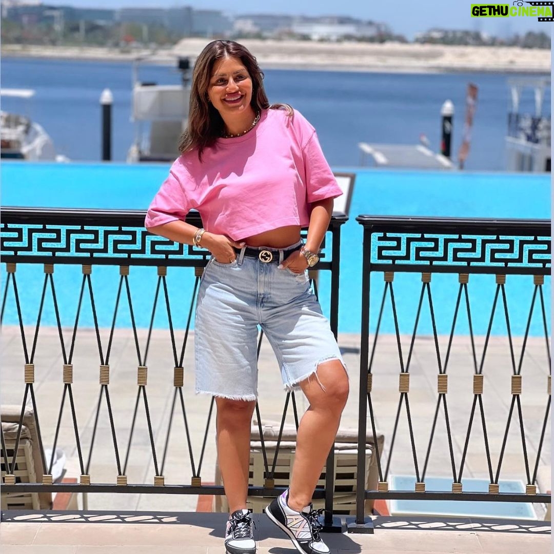 Menna Fadali Instagram - Live the life u love 💗 #dubai 🇦🇪 many thanks my lovely @mayabarakat_pr and thank u @m.emamdxb Plazo Versace Dubai