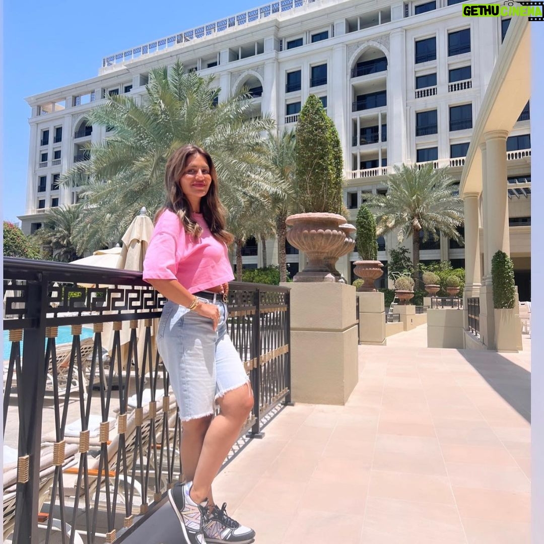 Menna Fadali Instagram - Live the life u love 💗 #dubai 🇦🇪 many thanks my lovely @mayabarakat_pr and thank u @m.emamdxb Plazo Versace Dubai