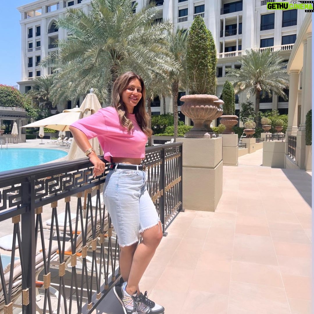 Menna Fadali Instagram - Live the life u love 💗 #dubai 🇦🇪 many thanks my lovely @mayabarakat_pr and thank u @m.emamdxb Plazo Versace Dubai
