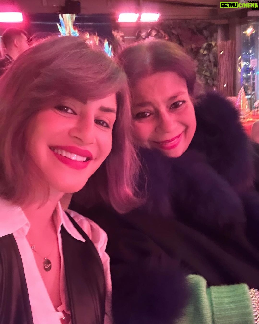 Menna Fadali Instagram - مفيش اجمل من اني اختم سنه قديمه وابتدي سنه جديده مع اغلي حاجه في حياتي امي كل سنه وانتي جنبي و سندي ربنا ما يحرمني منك أبدا و يشفيكي يا رب سنه كلها خير باذن الله كل سنه واحنا سوا ❤️❤️❤️ Ortaköy Sahil