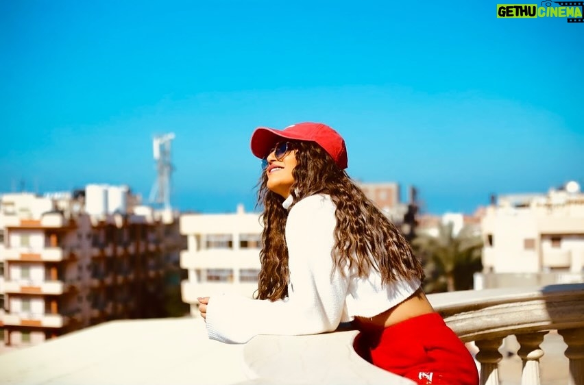 Menna Fadali Instagram - Happiness in short, give the best of you everywhere you go , give a smile, give thanks, give love , and give without expectation of return …. It’s me ❤️😉