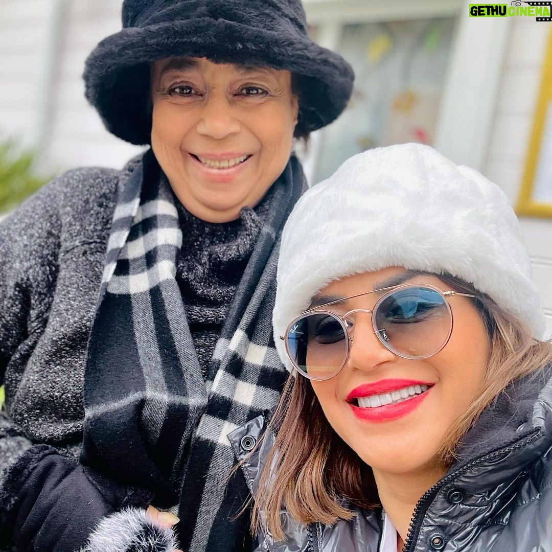 Menna Fadali Instagram - النهارده احلي الايام و دايما يا رب تكون حلوه بيكي يا ست الكل عيد ميلاد امي كل سنه وانتي طيبه و في صحه و دايمًا معايا و بتدعيلي وربنا يقدرني وأسعدك دايما كل سنه وانتي الحب❤️❤️❤️