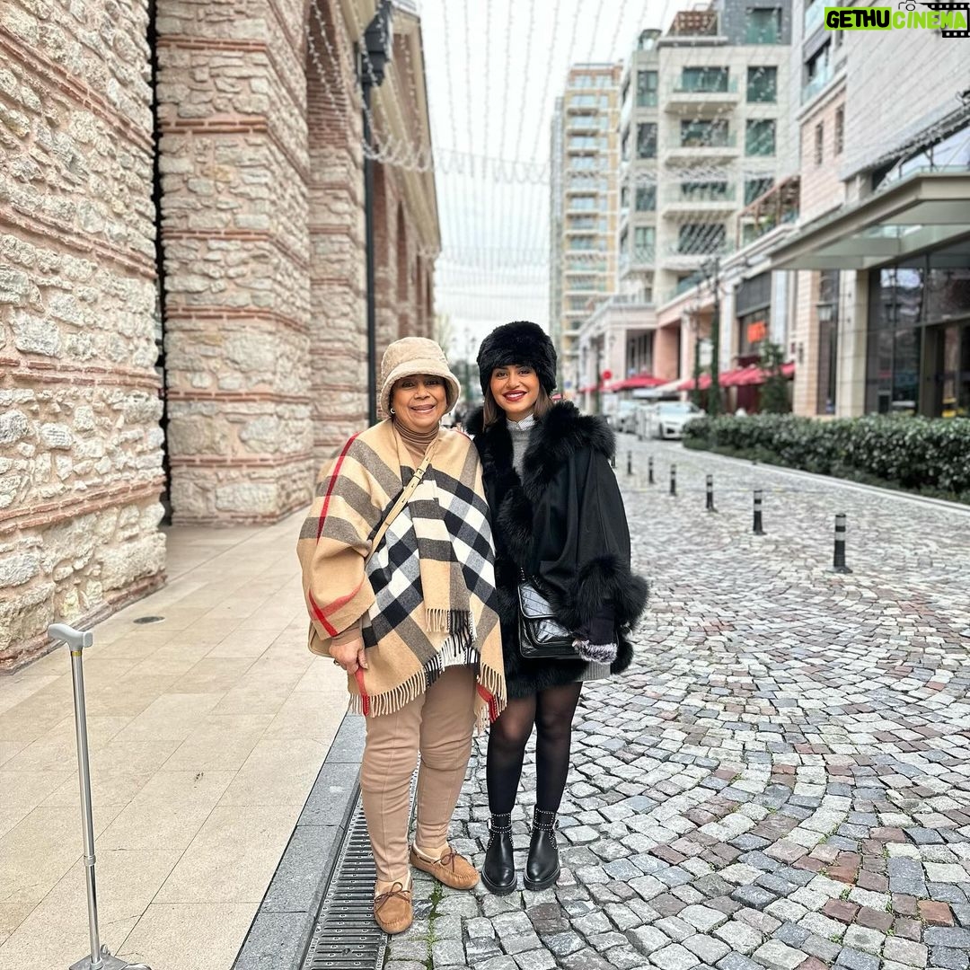 Menna Fadali Instagram - النهارده احلي الايام و دايما يا رب تكون حلوه بيكي يا ست الكل عيد ميلاد امي كل سنه وانتي طيبه و في صحه و دايمًا معايا و بتدعيلي وربنا يقدرني وأسعدك دايما كل سنه وانتي الحب❤️❤️❤️