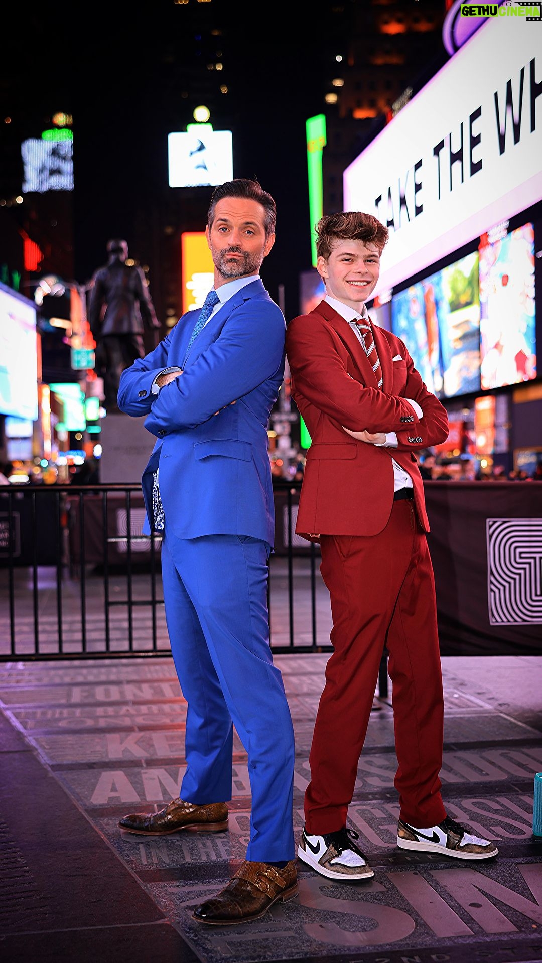 Merrick Hanna Instagram - The best dancers and the most famous I know @nickkosir @merrickhanna thanks guys 📸❤️@jesus1ml #wow #dancers #tiktokers #photographer #newyork #jesus1ml Times Square, New York City