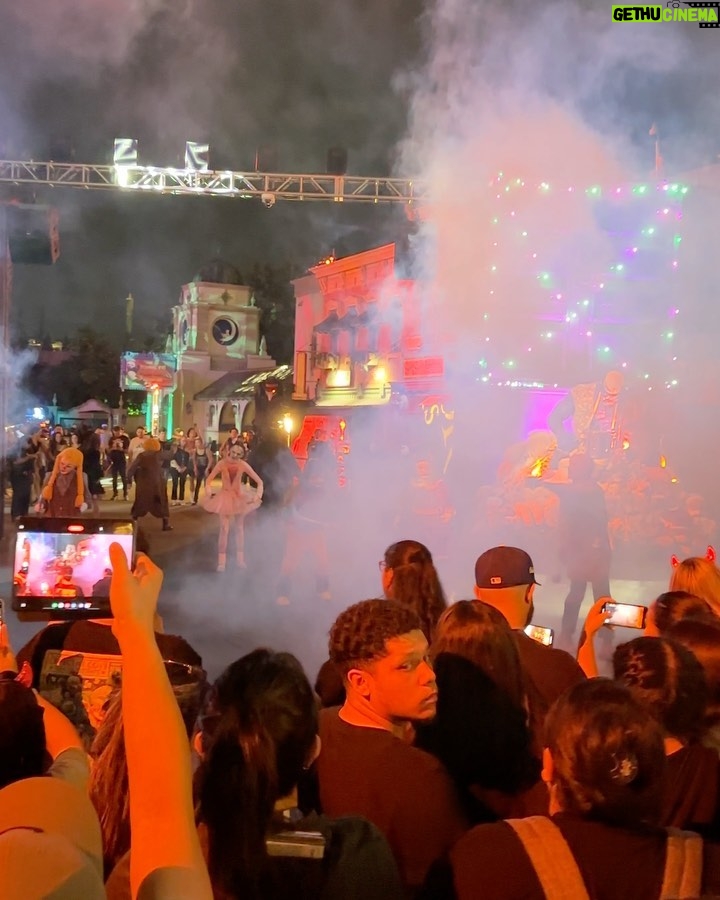 Merrick Hanna Instagram - I had the BEST time at Horror Nights! Thank you @horrornights for the tickets! @unistudios #universalhhn