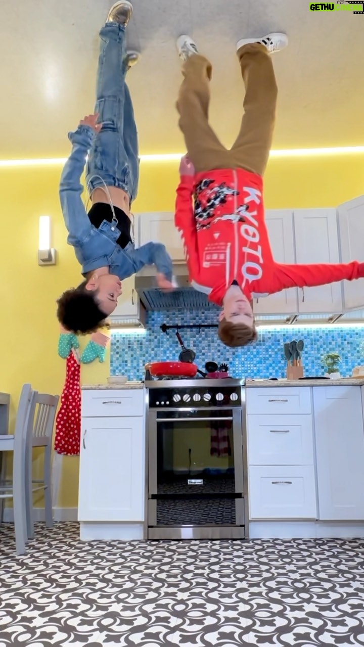 Merrick Hanna Instagram - Iām getting dizzy šµāš« @gabriellenevaeh (TY @museumofillusions.usa )
