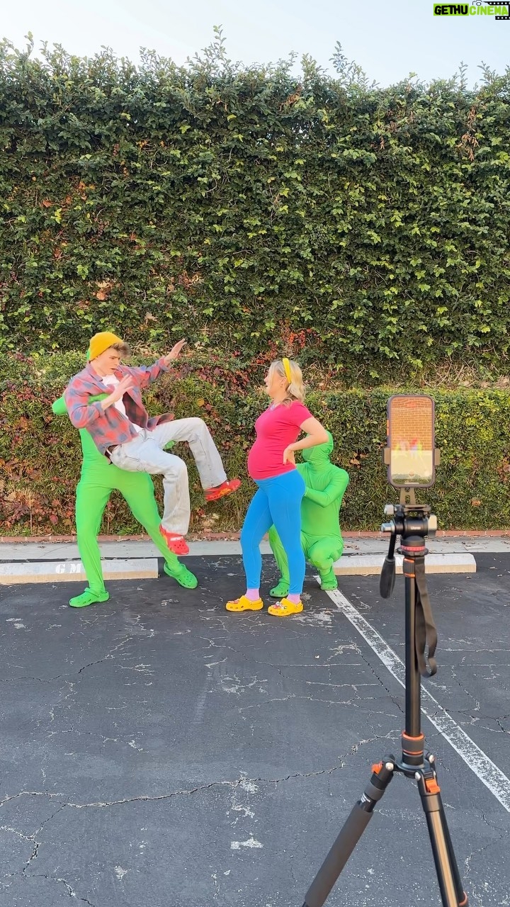 Merrick Hanna Instagram - Who wants to see the results?! 👀 @kelladactyl #behindthescenes #bts #vfx