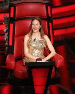 Meryem Uzerli Instagram - TONIGHT 8pm ( Turkish time ⏰) The Voice of Turkey New Years Special @tv8 ( channel : TV8 ) 🎉 ❤️ Dress @zuleyhakuru Jewelry @bluediamondtr Hair styling @ibrahimzengin Hair @byhuelya Make up @alirizaozdemir Styling @aliarisso Agency @ph7entertainment @muratboz @ebrugundes @acunilicali and BEYAZ 💕 @acunmedyatr