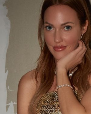 Meryem Uzerli Instagram - TONIGHT 8pm ( Turkish time ⏰) The Voice of Turkey New Years Special @tv8 ( channel : TV8 ) 🎉 ❤️ 
Dress @zuleyhakuru 
Jewelry @bluediamondtr 
Hair styling @ibrahimzengin 
Hair @byhuelya 
Make up @alirizaozdemir 
Styling @aliarisso 
Agency @ph7entertainment 
@muratboz @ebrugundes @acunilicali and BEYAZ 💕 @acunmedyatr